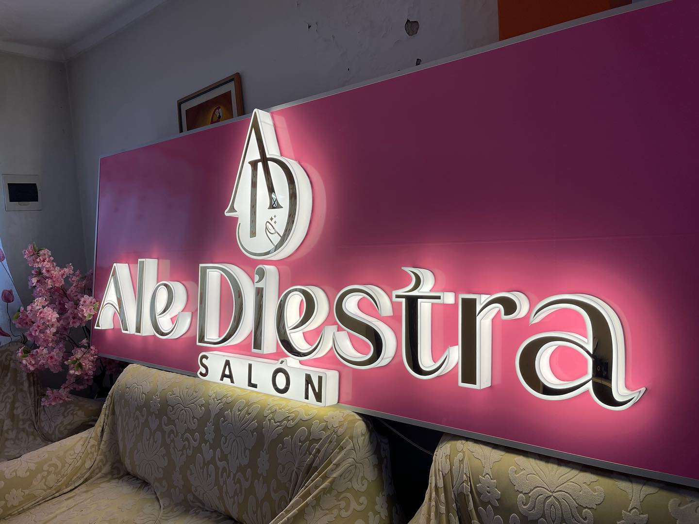 Salón Al Diestra — letras 3D iluminadas